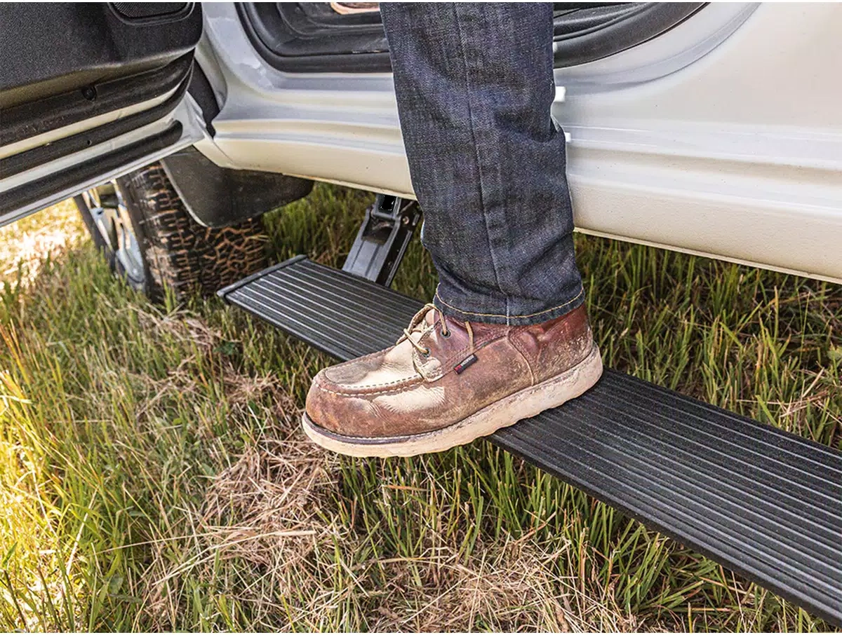 Estribos eléctricos AMP Research para Toyota Hilux 2015-2018 - Image 4
